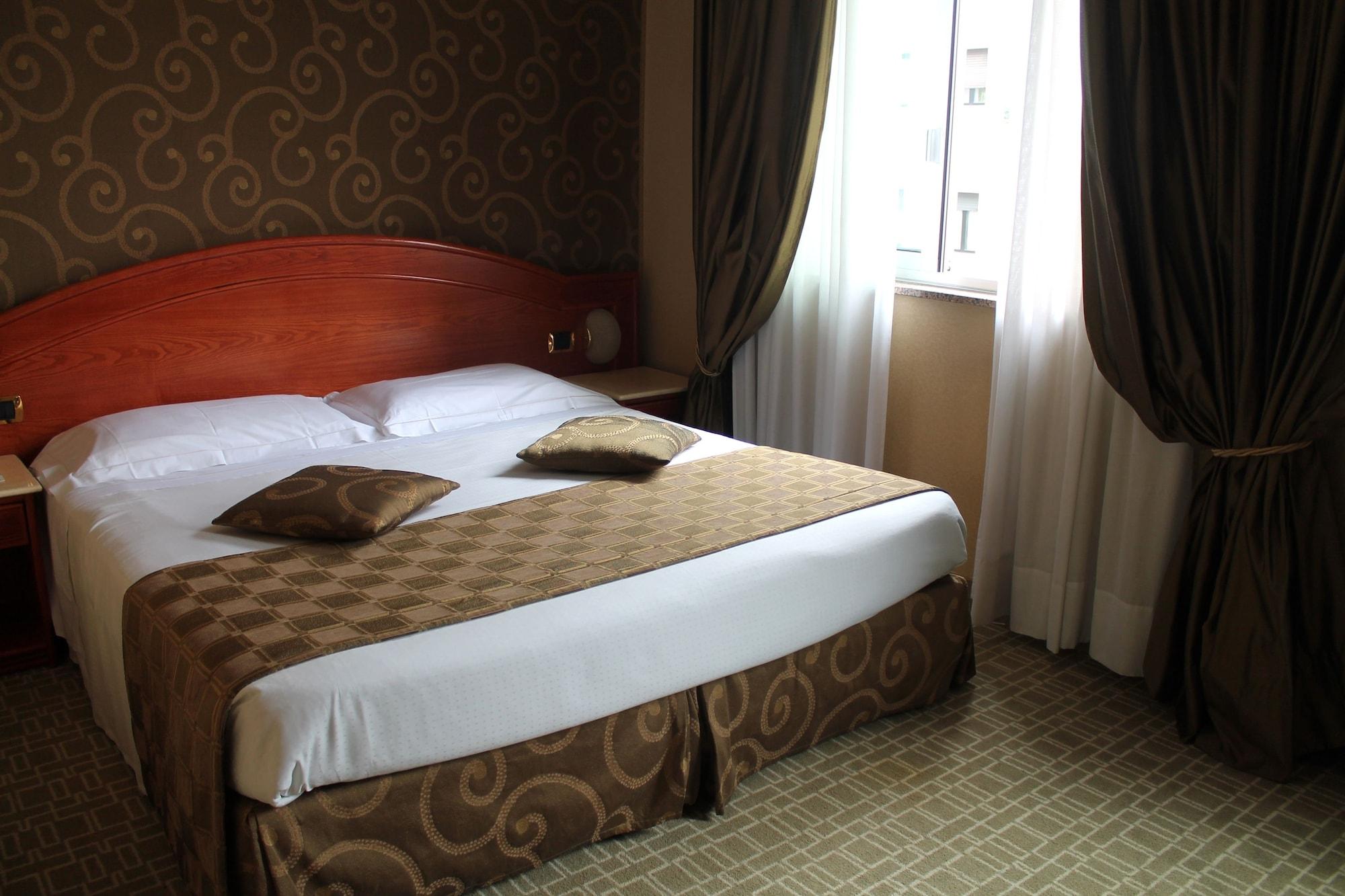 Hotel Mozart Milan Exterior photo