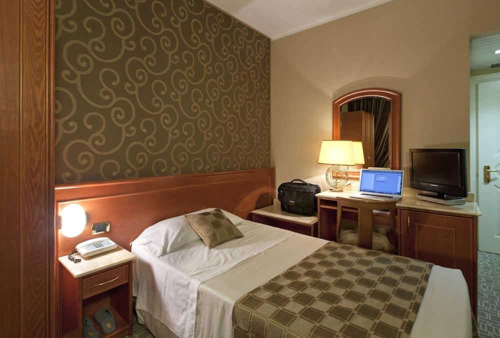 Hotel Mozart Milan Exterior photo