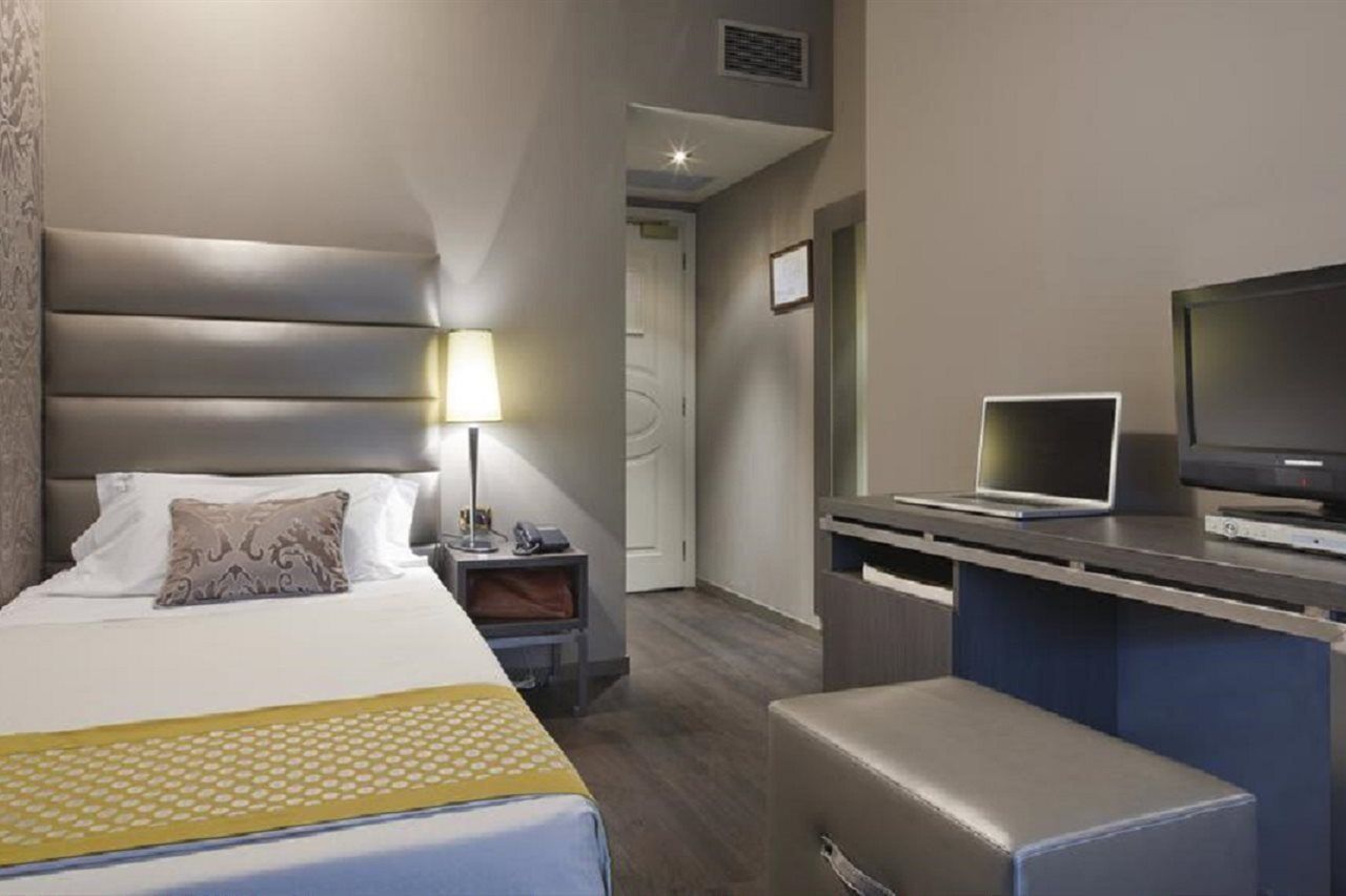 Hotel Mozart Milan Exterior photo